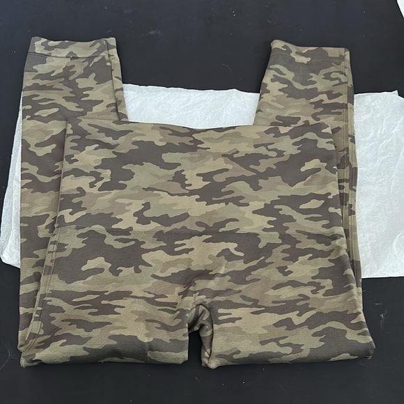 ⭐️SALE⭐️ SPANX Camo Leggings Size XL EUC - Picture 2 of 8